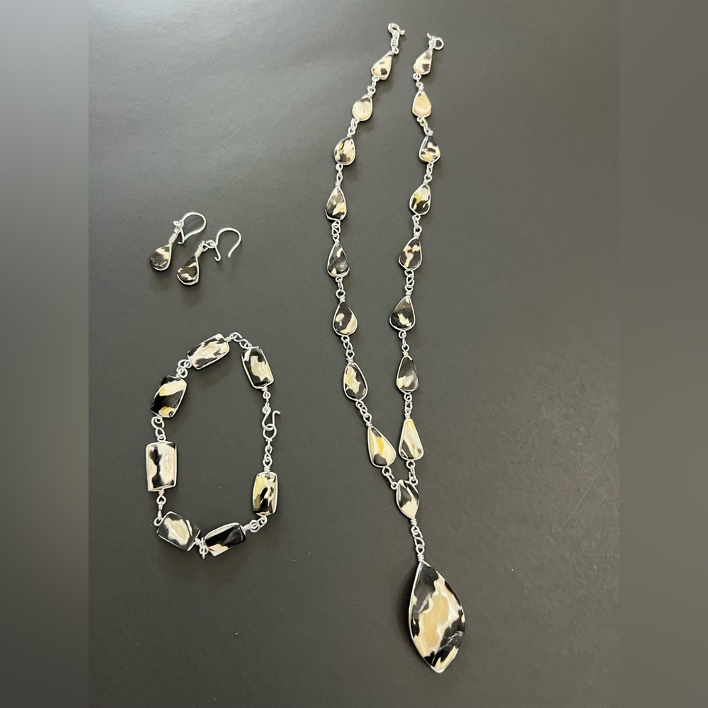 Gorgeous set of necklace, bracelet and earrings… and it’s reversible!
